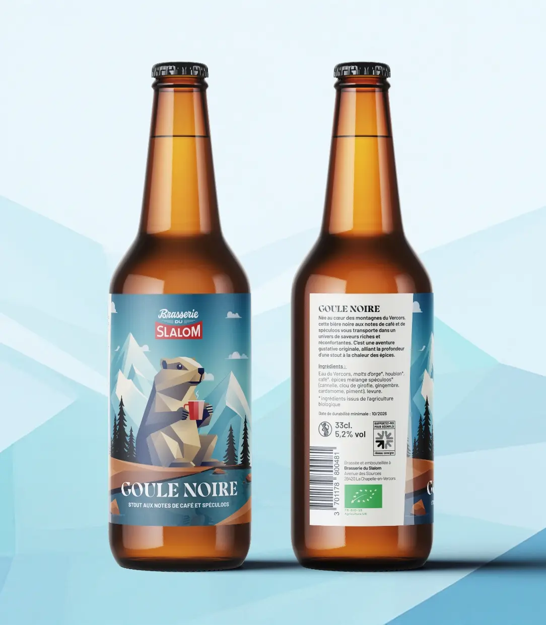 Packshot recto/verso de la bouteille 33cl Goule Noire Stout bio Brasserie du Slalom sur fond bleu alpin, étiquettes illustrées recto et mentions légales verso, design Tchak Studio