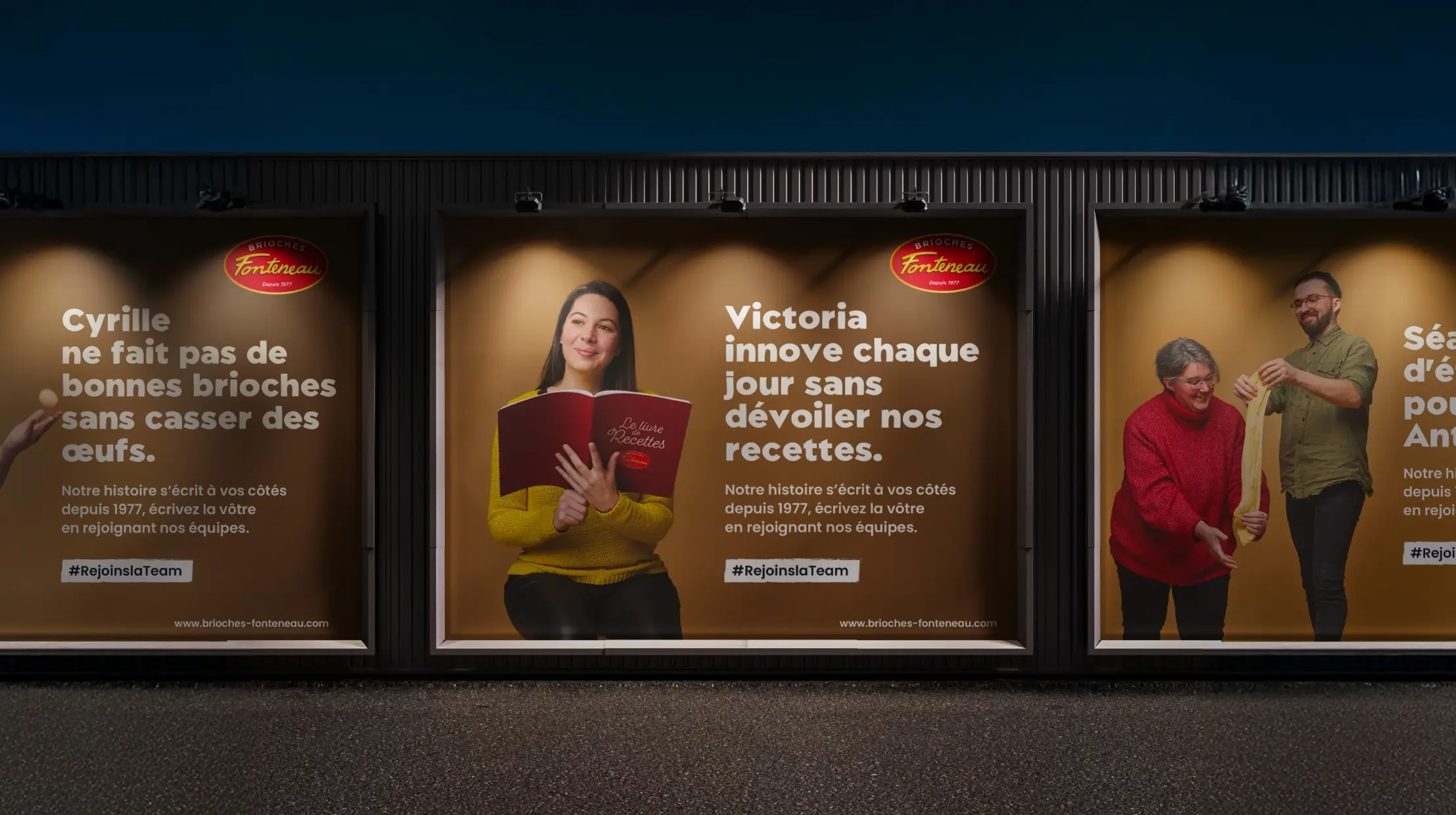 Mockup triptyque de panneaux lumineux grand format de la campagne recrutement Brioches Fonteneau 2024 de nuit, visuels Cyrille, Victoria et Karen Antoine côte à côte, direction artistique Tchak Studio