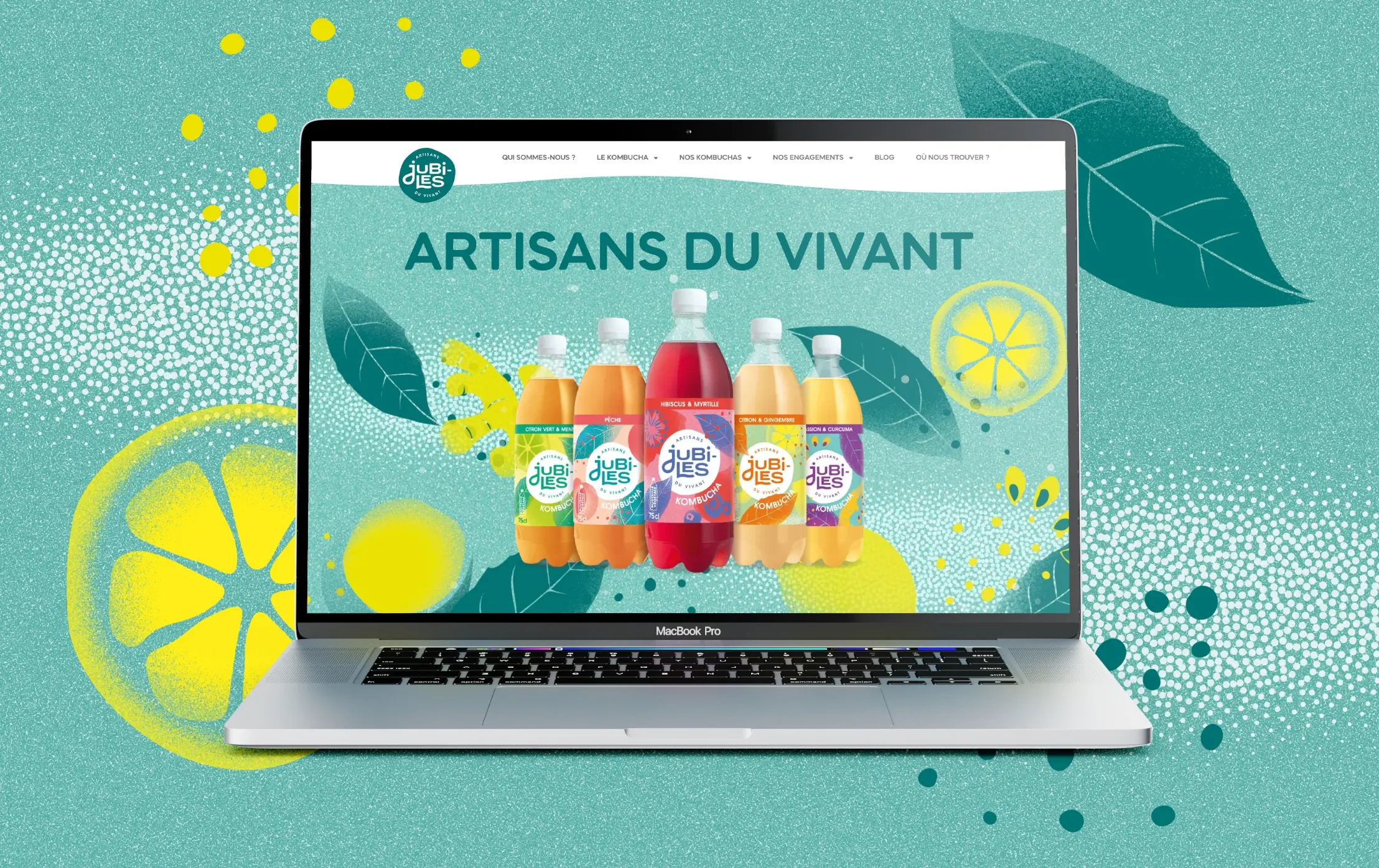 Mockup MacBook Pro du site Jubiles kombucha bio sur fond illustré teal avec agrumes et feuilles, homepage Artisans du Vivant visible, création web Tchak Studio