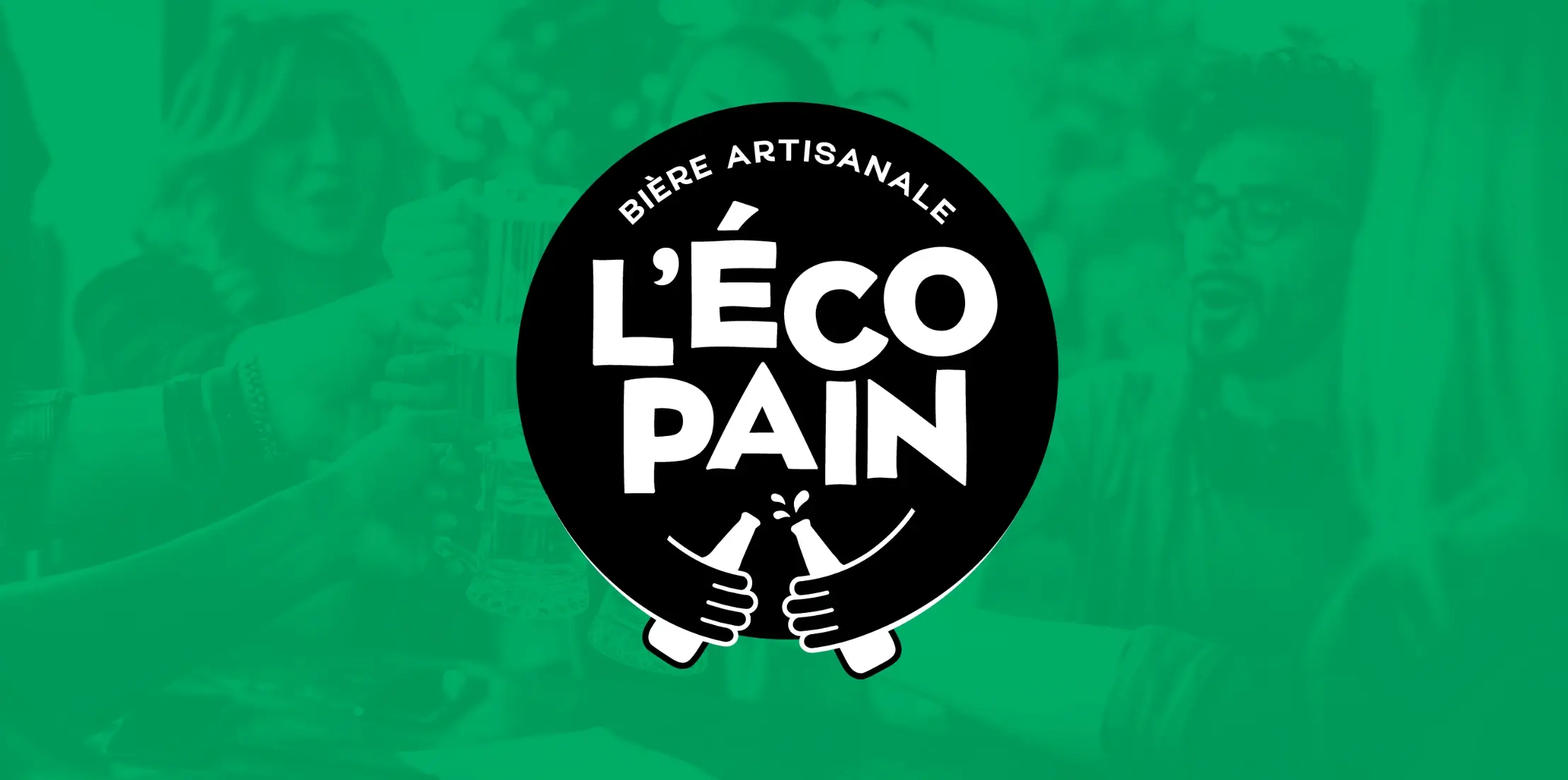 Logo circulaire de L'Eco Pain Bière Artisanale — badge noir sur fond vert avec illustration de deux mains trinquant, conçu par Tchak Studio