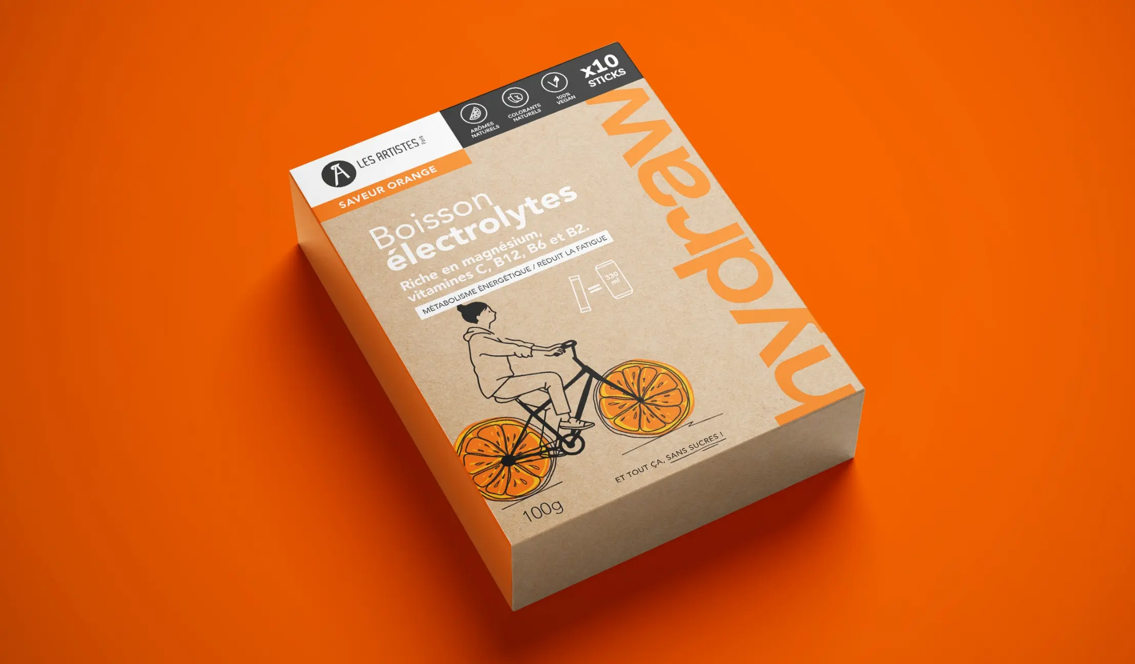Mockup vue plongeante de la boîte Hydraw électrolytes saveur orange sur fond orange vif, typographie bold et illustration cycliste, packaging Les Artistes par Tchak Studio