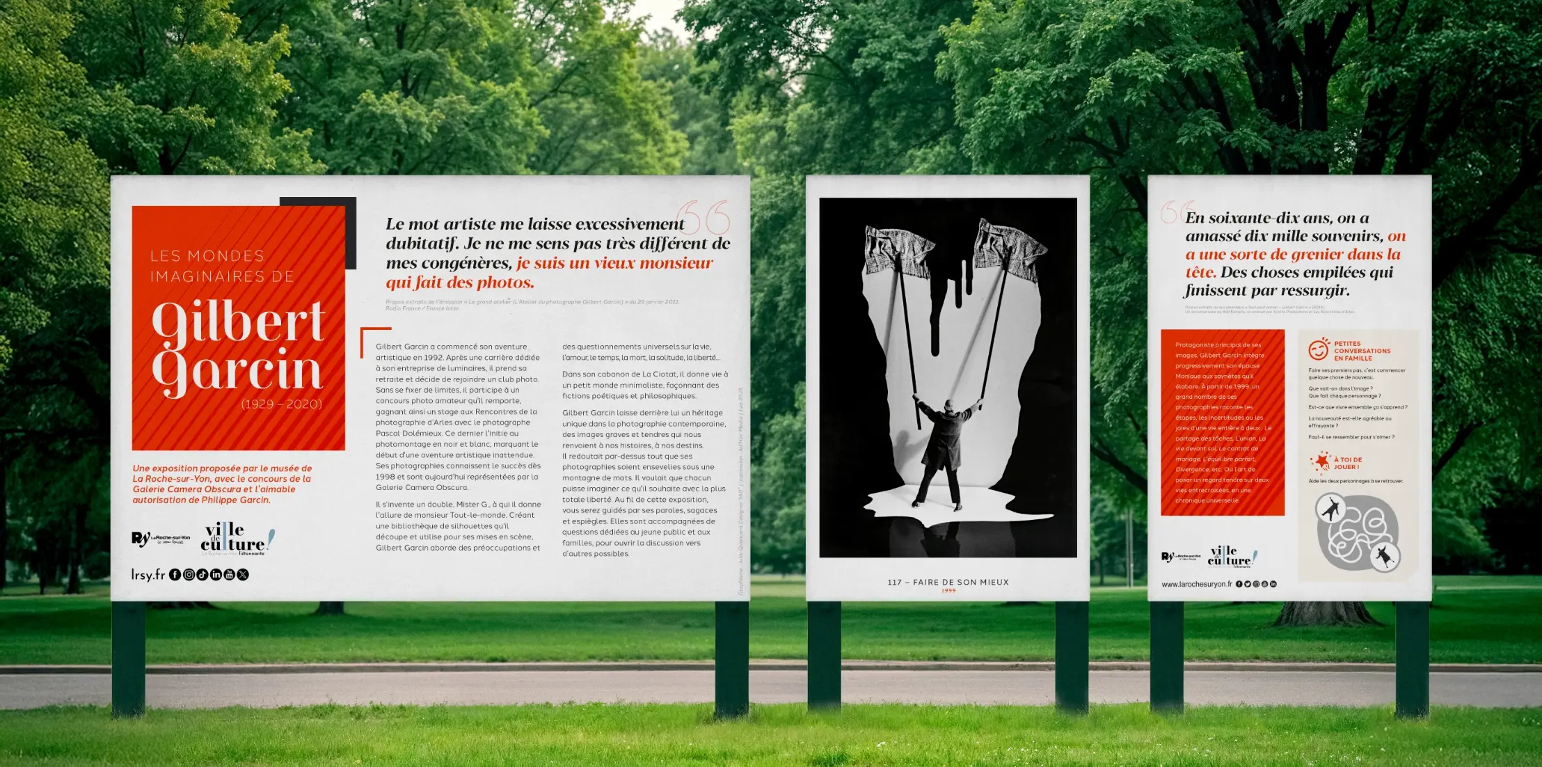Mockup de 3 panneaux grand format de l'exposition extérieure Gilbert Garcin installés dans un parc verdoyant, signalétique culturelle conçue par Tchak Studio pour le Musée de La Roche-sur-Yon