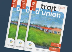 Mockup de la couverture du bulletin municipal Trait d'Union N°136 d'octobre 2024 de Chavagnes-en-Paillers, trois exemplaires en cascade sur fond bleu marine, design print Tchak Studio