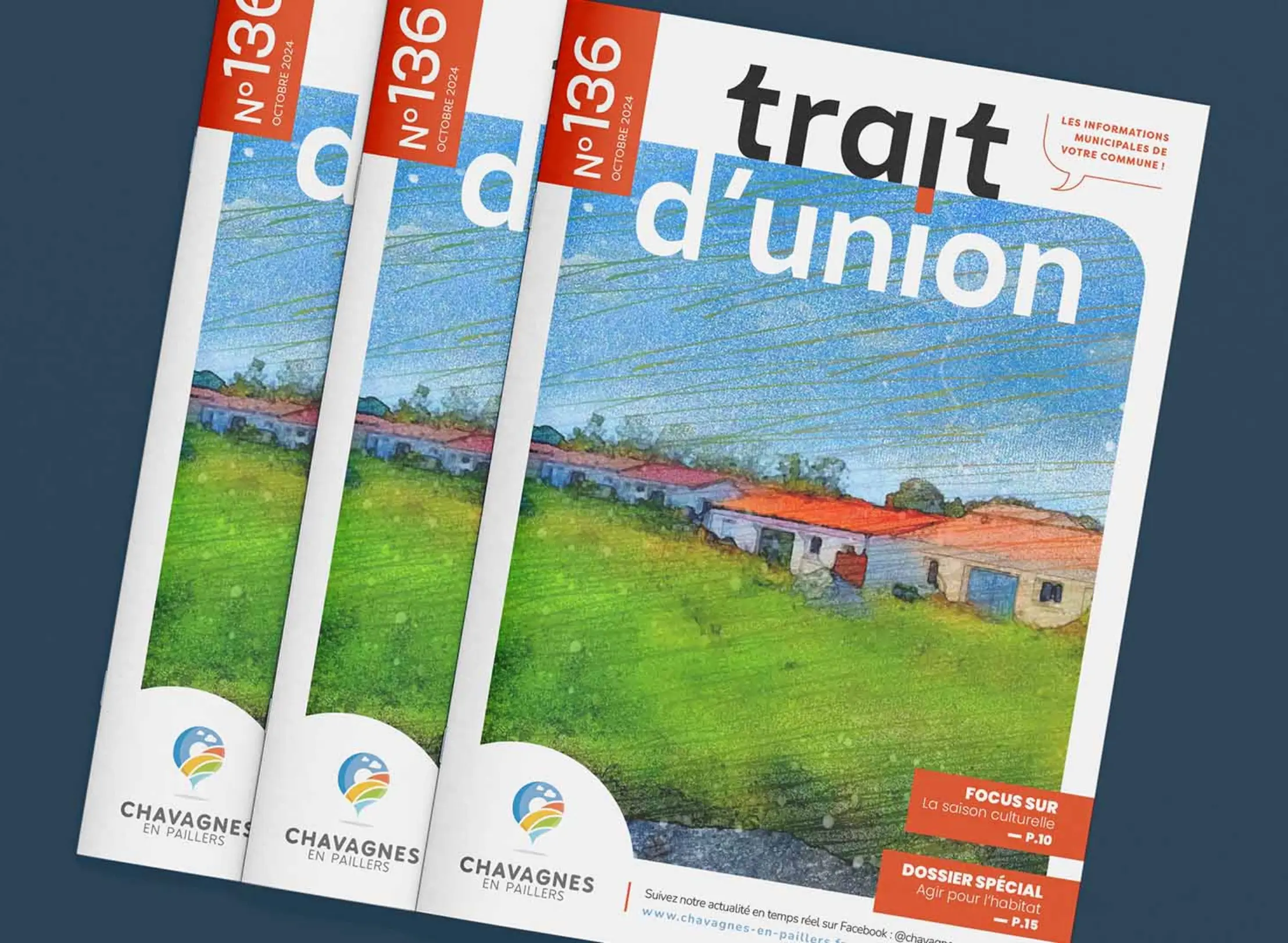Mockup de la couverture du bulletin municipal Trait d'Union N°136 d'octobre 2024 de Chavagnes-en-Paillers, trois exemplaires en cascade sur fond bleu marine, design print Tchak Studio