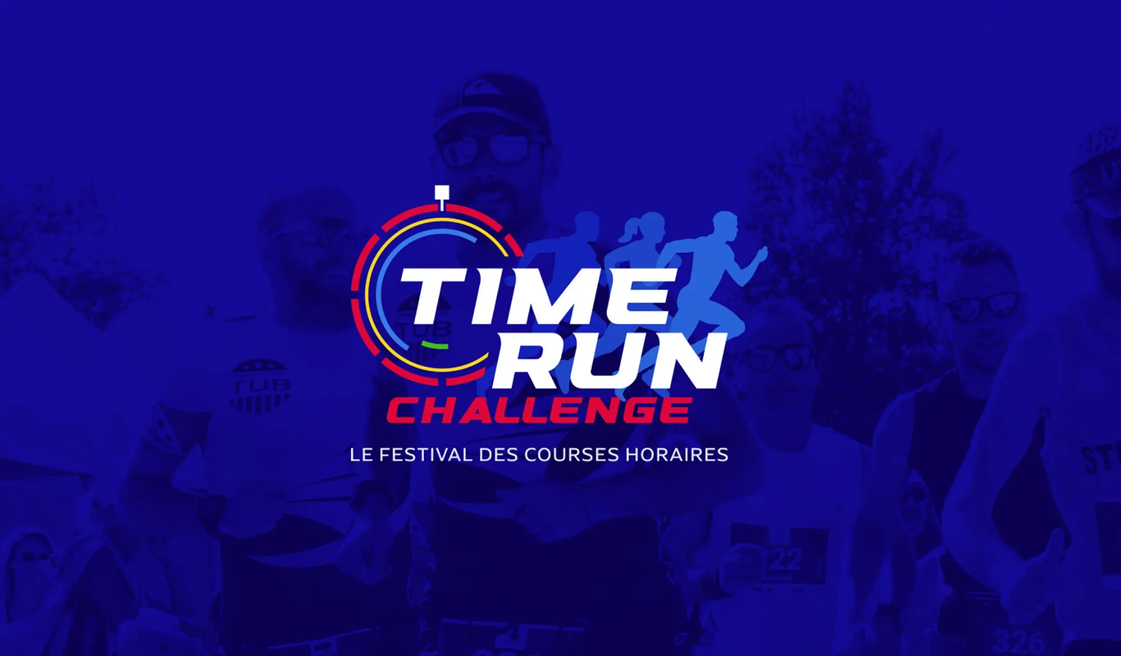 Logo Time Run Challenge Le festival des courses horaires sur fond bleu avec silhouettes de coureurs en arrière-plan